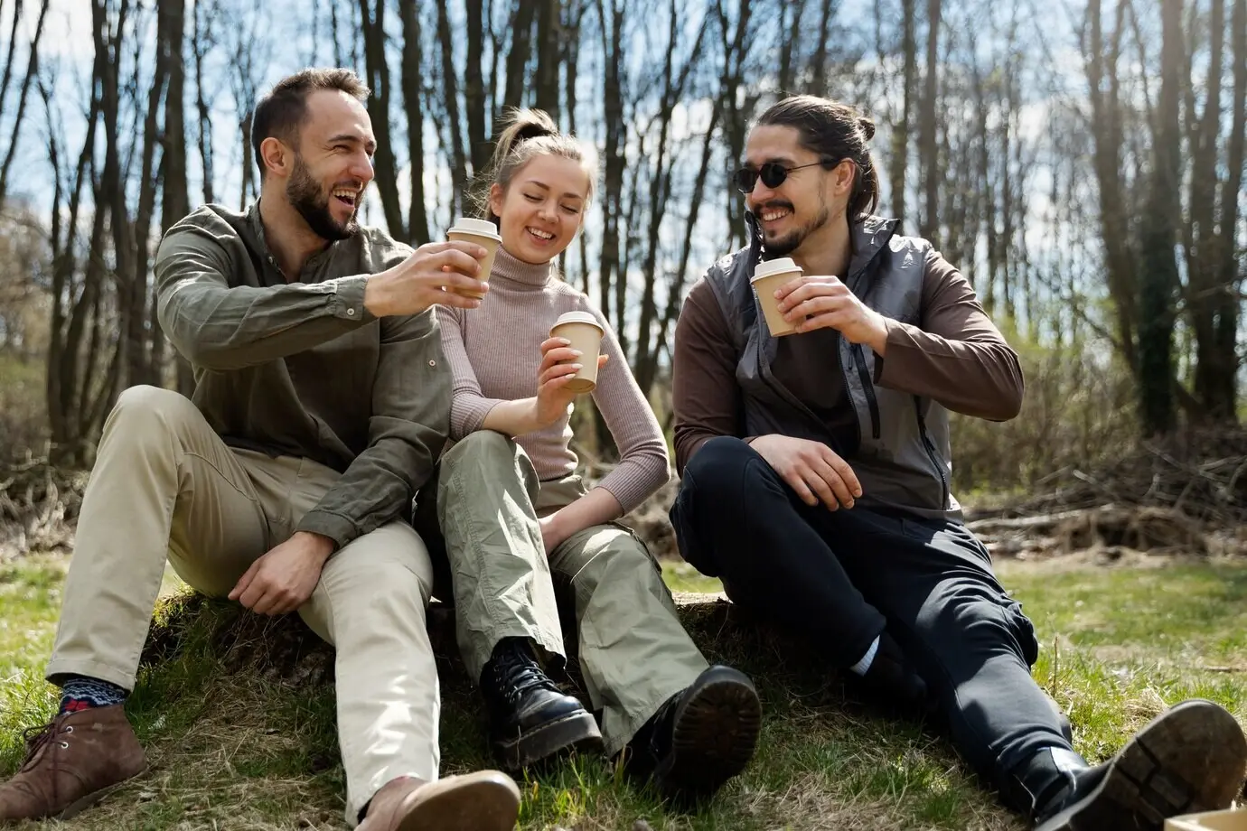 Посадка деревьев как часть процесса лесовосстановления