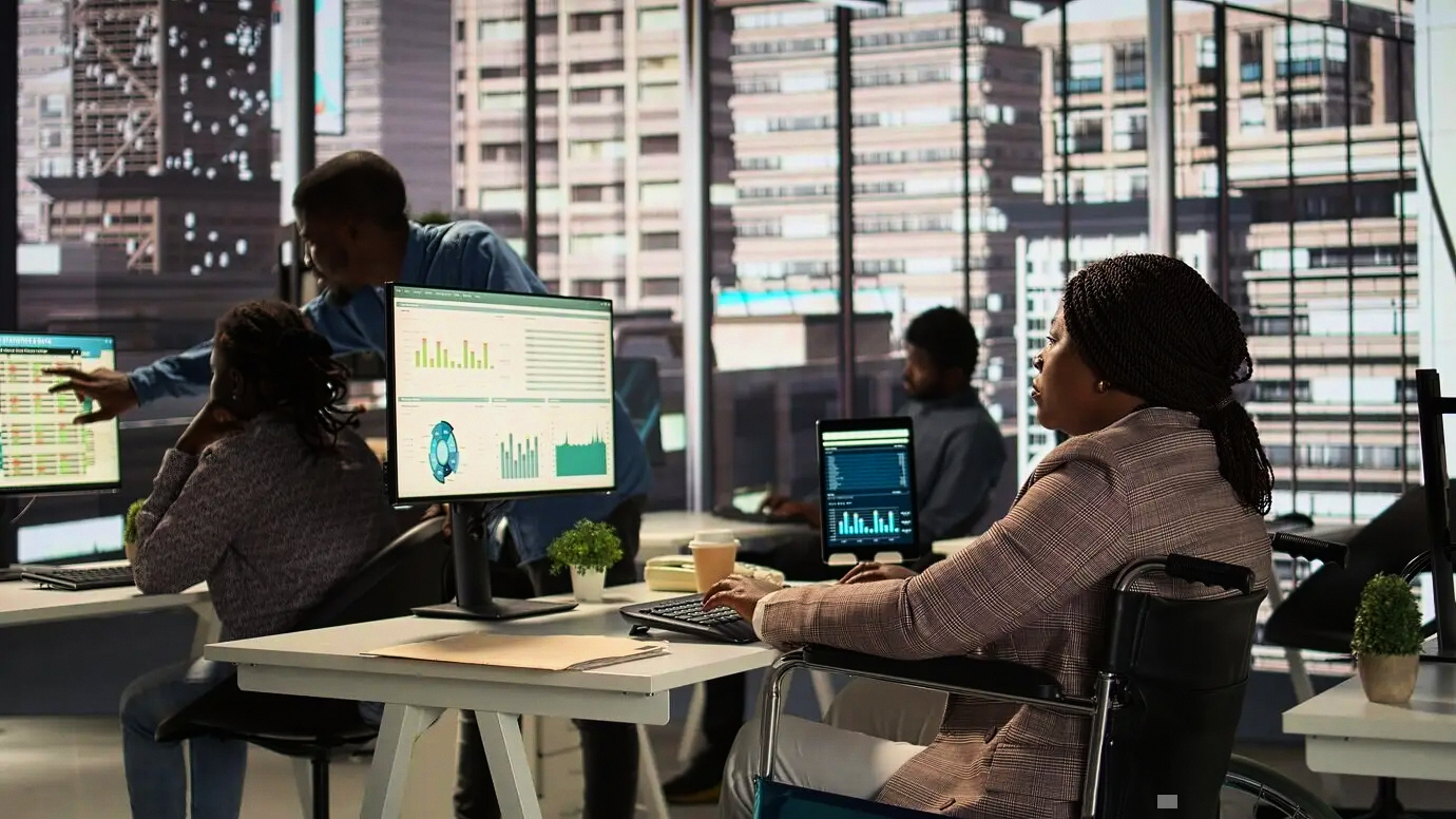 Equipo directivo revisando KPIs de consultoría B2B y eficiencia operativa